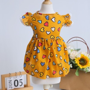 Une robe jaune avec un imprimé cœur coloré et des manches courtes à volants, adaptée aux chats et aux chiens, et pouvant être portée toute l'année. - Product Image 2