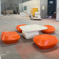 Ensemble table et chaises en fibre de verre, combinaison moderne table basse et sièges, mobilier commercial sur mesure, approvisionnement en gros pour projets hôteliers et centres commerciaux