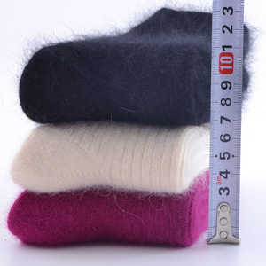 Chaussettes tricotées douces et chaudes en laine pelucheuse pour femmes et filles - Product Image 2
