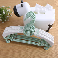 Cintre en tissu réglable pour bébé cintre pliable en plastique pour nouveau-né avec design fonctionnel pour les techniques d'injection de salon