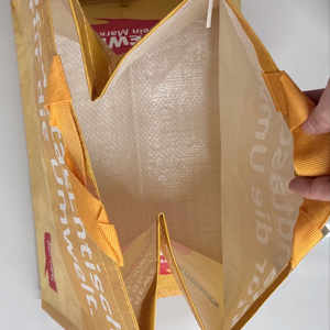 กระเป๋าช้อปปิ้งทรงกล่องขนาดกลาง ผ้า PP ทอ สะพายไหล่ ผลิตในเวียดนาม รับผลิตตามแบบ OEM ODM สีสันตามสั่ง เคลือบ BOPP สำหรับไลฟ์สไตล์ใหม่ - Product Image 3