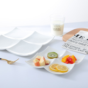Assiettes en céramique blanches japonaises à quatre compartiments, plats à dessert en forme de serpent pour usage en restaurant - Product Image 4