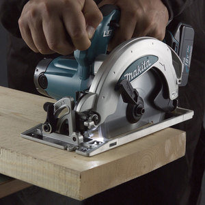 Sierra Circular Inalámbrica Makita 18V Serie Lxi con Batería y Cargador para Cortar Madera - Product Image 2