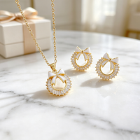 Parure de bijoux en cristal plaqué or 18 carats, motif couronne de Noël et nœud émaillé, collier et boucles d'oreilles, hypoallergénique, cadeau pour femme 2026