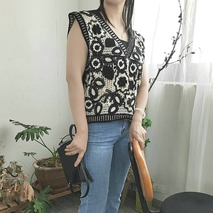 Gilet tricoté sans manches noir et <span class=keywords><strong>blanc</strong></span> pour <span class=keywords><strong>femme</strong></span>, <span class=keywords><strong>col</strong></span> en <span class=keywords><strong>V</strong></span>, ajouré, jacquard, long, d'été, motifs floraux - Product Image 1