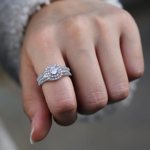 Anello in stile principessa per donna con accenti di pietre scintillanti, elegante gioiello da dito alla moda - Product Image 4