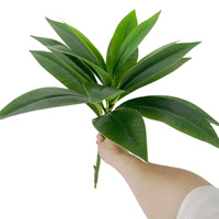 Buket Bunga Frangipani Buatan Tangan Ramah Lingkungan Realistis dengan 5 Tangkai untuk Dekorasi Meja Ruang Tamu