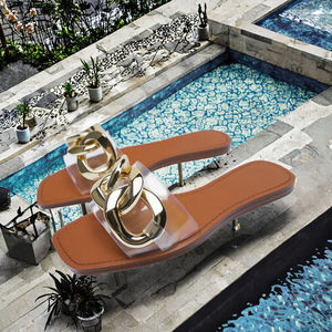 รองเท้าแตะแบบสวมเปิดนิ้วเท้าสำหรับผู้หญิง ดีไซน์ใหม่ ทนทาน ระบายอากาศได้ดี พื้นหนาโปร่งใส ตกแต่งด้วยโซ่โลหะ พื้นเรียบ เหมาะสำหรับใส่ไปชายหาดในช่วงฤดูร้อน - Product Image 1