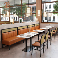 Canapé en cuir marron avec dossier en rotin tressé, tables en marbre et chaise de café à pieds en bois, ensemble de meubles de restaurant pour café