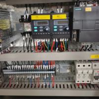 Étiqueteuse de bouteilles rondes en plastique de réactif de différentes tailles de bouteilles adaptées à la main
