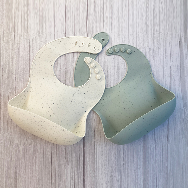 Подгоняйте логотип и цвет Высокое качество Новые печатные силиконовые нагрудники с Cather Baby Pack Crumb Bib