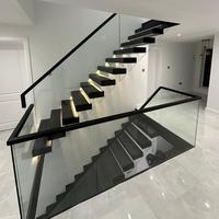 Escalier flottant contemporain pour intérieur de luxe avec design à marches ouvertes et support minimal en acier