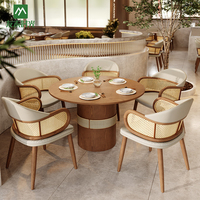 Ensemble de Mobilier de Restaurant Personnalisé Table et Chaises de Café en Bois Massif et Rotin pour Usage Commercial