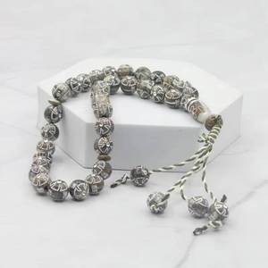 Tasbih étnico YASEEN de resina pulida suavemente, de 12 mm, con incrustaciones de diamantes de imitación en forma de flor de ciruelo, 33 cuentas, decorativo musulmán para llevar en la mano. - Product Image 1