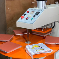 Carrousel pneumatique/hydraulique presse de transfert de chaleur à 6 stations pour maillot/vêtements de sport/polo/t-shirt/tissu/sacs