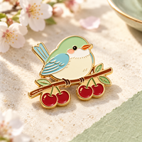 Fabricant Grossiste Broche en métal émaillé personnalisée motif Oiseau à ailes bleues et Branche de cerisier, thème Printemps Nature, pour Boutiques de cadeaux, commandes en gros