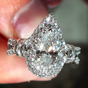 Anello con Cristallo a Goccia a Forma di Pera per Donne, Elegante Accessorio Moda per Uso Quotidiano e Feste - Product Image 2