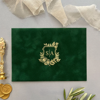 Enveloppes en velours colorées personnalisées avec monogramme doré pressé sur suède et papier doublé pour invitations de mariage et de fête