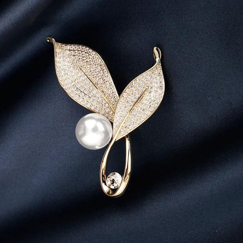 Uxury-broche con perlas de circonita para mujer, broche chapado en oro de 18K con hojas de cristal