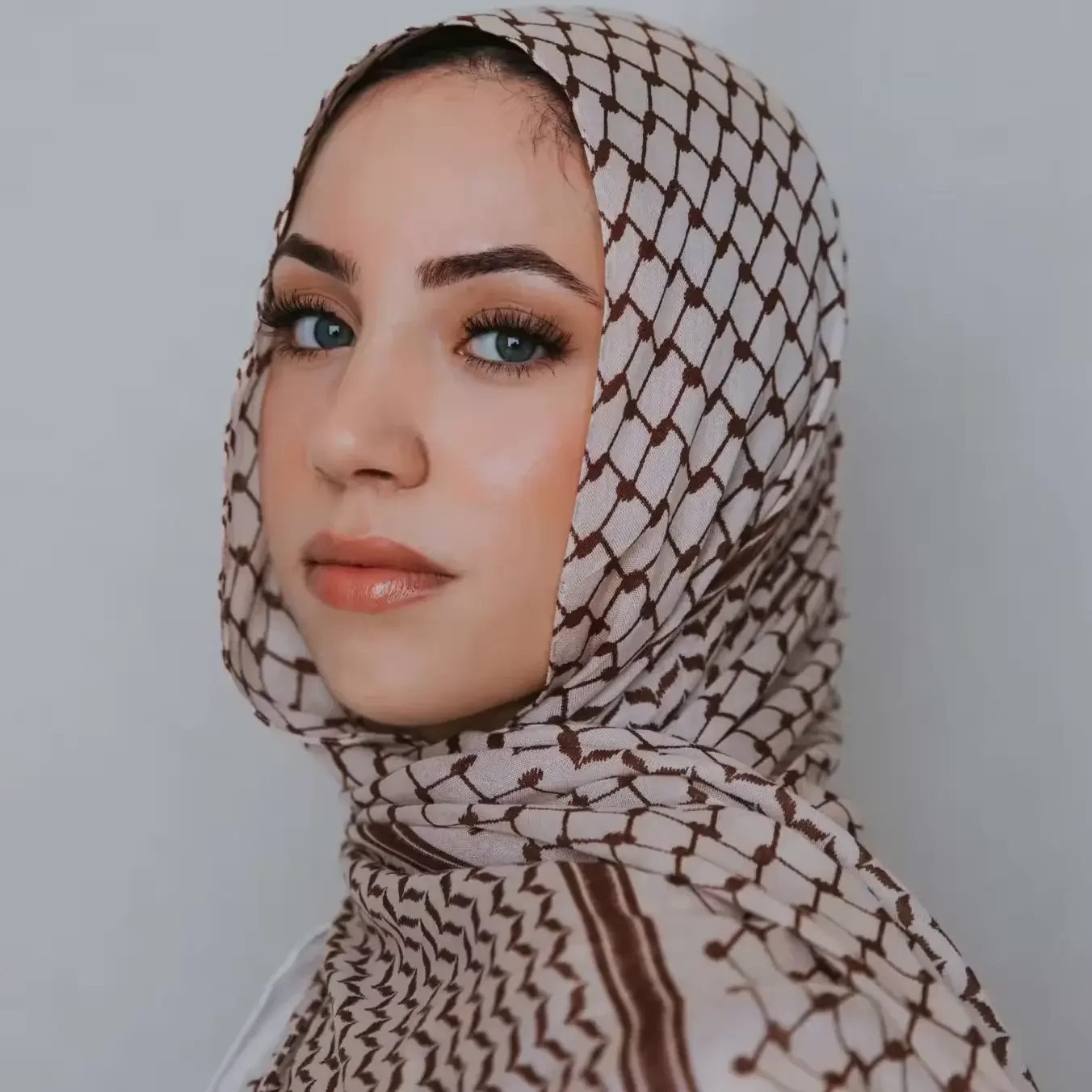 मुस्लिम महिलाओं के लिए केफियेह प्रिंट मॉडल हिजाब केफियेह फिलिस्तीन केफियेह स्कार्फ काला चमकदार हिजाब स्कार्फ सांस लेने योग्य हल्के वजन