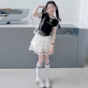 Ensemble de vêtements pour filles pour l'été 2026, filles adolescentes, t-shirt noir à manches courtes imprimé + jupe blanche en dentelle, ensemble 2 pièces - Product Image 2