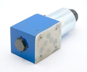 R900589933 Hydraulique 4WE 10 D33/CG24N9K4 4we6 4we10 4wrpeh 4wra 4wrae 4wree 4wrke 4wrle avec solénoïde - Product Image 3