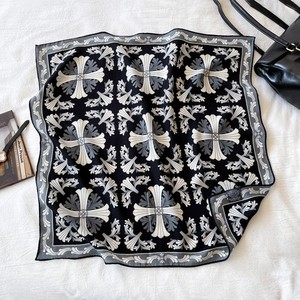 カスタムクラシック黒白シルクスカーフクロス柄スクロールデザインスクリーンプリントツイルスクエア女性用ストリートスタイルスカーフショール - Product Image 1