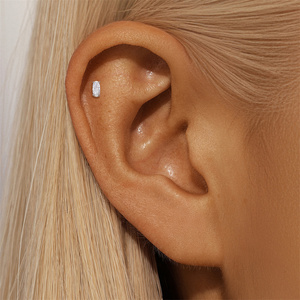 Clásico Piercing Plano de Plata S925 con Moissanita Solitaria Ovalada en Forma de Huevo para Cartílago, Tragus y Lóbulo - Product Image 5