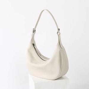 Bolso de Hombro Tipo Hobo de Media Luna, Hecho a Medida, de Cuero Curtido Vegetal, Ecológico, Impermeable, con Cierre de Cremallera - Product Image 2