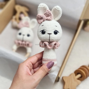Amigurumi Personalizzato, Adorabile Coniglietto Lavorato a Mano all'Uncinetto, Sonaglino per Bambini, Regalo Artigianale - Product Image 2