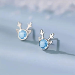 Orecchini a perno con animali adorabili in argento 925 con cristalli blu e strass incastonati a castone per donna, da indossare tutti i giorni - Product Image 3