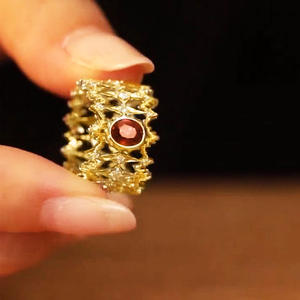 Anello Cocktail T0651 con Corona, Oro e Granato, Stile Vintage con Incastonatura a Griffe, Anello Raffinato da Donna per Matrimonio - Product Image 6