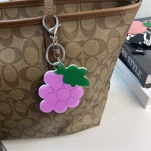 Llavero con espejo redondo de uva creativo, cubierta deslizante, bonito espejo de maquillaje de acrílico con diseño de dibujos animados, colgante para llaves - Product Image 4