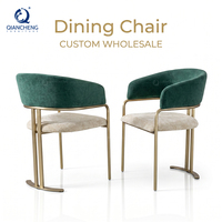Fauteuil de salle à manger en velours de luxe avec dossier incurvé, base en acier inoxydable doré en forme de T, chaise d'appoint rembourrée pour restaurant et hôtel