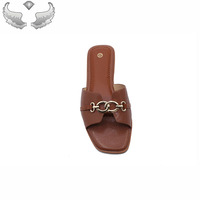 Sandales plates d'été pour femmes, style rivet, à la mode, en métal, prêtes à être expédiées, en gros, pantoufles de plage, claquettes pour femmes