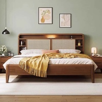 Lit en bois massif minimaliste moderne avec tête de lit en rotin, étagère de rangement intégrée, éclairage LED intégré, meubles de chambre à coucher Japandi, lit plateforme