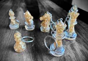 Porte-clés décoratif en résine avec éléments colorés intégrés, finition lisse, accessoire léger, idéal pour les clés, les sacs, les sacs à dos - Product Image 3