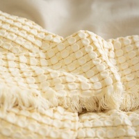 Plaid de lit et de canapé personnalisé en viscose de bambou (65%) et coton (35%), style gaufré, écologique, avec bordure à pompons