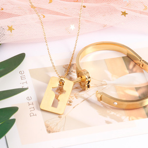 Delicado Juego de Joyas para Pareja con Candado de Corazón de Acero Inoxidable Chapado en Oro y Circonita para el Día de San Valentín - Product Image 3