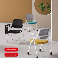 Chaise de formation avec tableau d'écriture, accoudoirs pliables, matériau en maille, structure métallique, design moderne, base roulante pour salles de formation/réunions