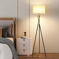 Lampe de sol moderne de luxe LED en fer avec base E27, dimmable, ronde, blanche, pour chambre à coucher et hôtel