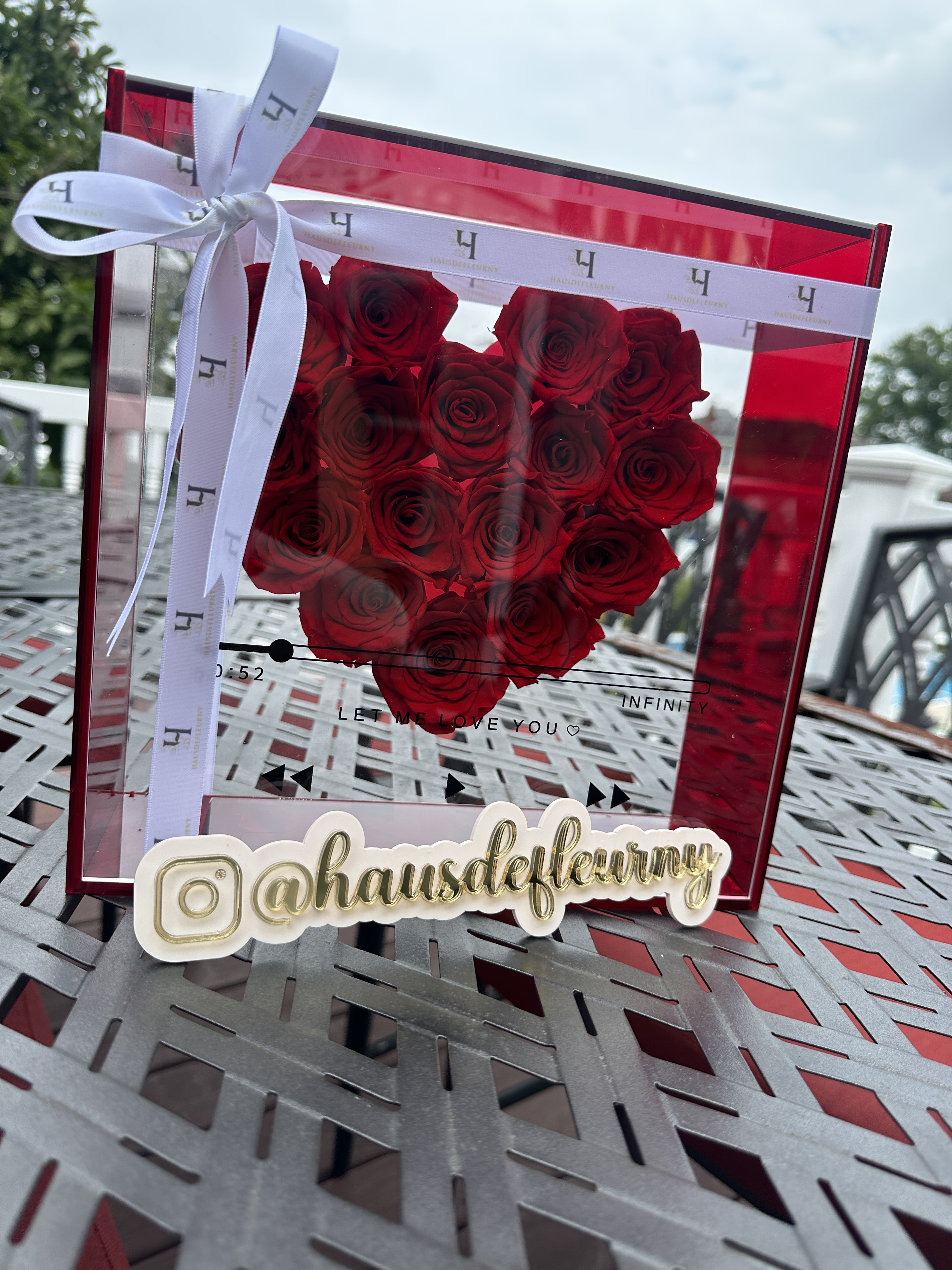 25*25*6 cm 16 roses rouges dans la boîte rouge