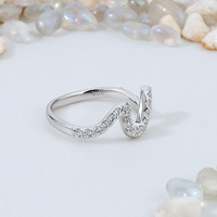 Bague en zircon élégante et ondulée en forme de V, style décontracté et luxueux, idéale pour le quotidien, les mariages et les superpositions, bijoux raffinés