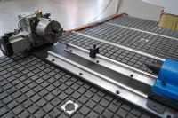 Machine de fraisage CNC 4 axes pour la sculpture sur bois, conception rotative, broche 6 kW, précision 0,05 mm, déplacement 1300x2500x300mm, pour pieds de chaise