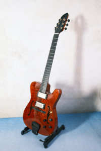 Violinstyle Yunzhi Guitare électrique personnalisable de type archtop avec table <span class=keywords><strong>en</strong></span> érable et épicéa sculptée, micros H/S, 6 cordes, manche <span class=keywords><strong>en</strong></span> ébène - Product Image 2