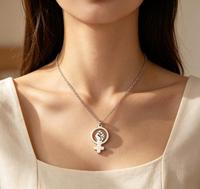 Collier féministe en acier inoxydable, pendentif symbole féminin Vénus poing levé, bijou de déclaration pour femme