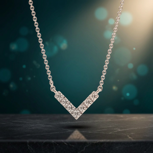 Colgante Majestic Chevron V-Bar con Diamantes en Oro Blanco de 14K (Joyería Fina Arquitectónica de Alta Costura) - Product Image 2