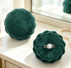 Boîte à bague en velours vert en forme de fleur, élégante boîte à bague ronde festonnée pour les propositions de mariage et de fiançailles - Product Image 3