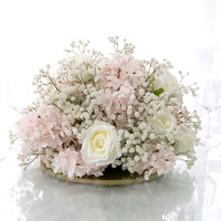 Centre de table de mariage en hydrangeas blancs, arrangement de fleurs artificielles en soie avec vase, décoration de table pour un mariage élégant et moderne