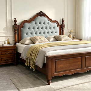 Base de Cama Tapizada Tradicional Tamaño Queen con Cabecera de Tela y Postes de Madera - Product Image 5